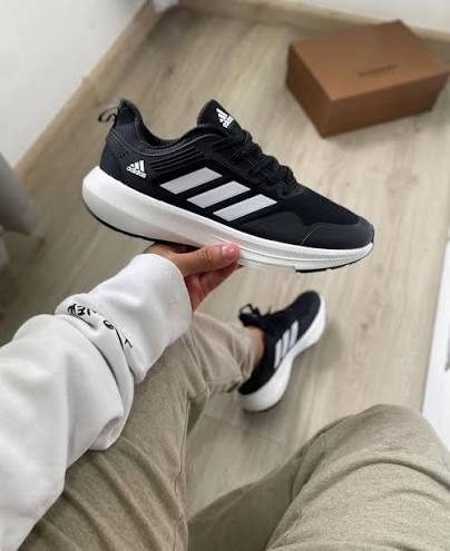 Zapatos Deportivos — Fuera de Juego